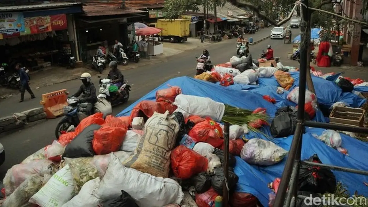 Kondisi Tumpukan Sampah Di Dekat Pasar Ciputat, Tangerang Selatan, Sabtu (27/12/2025). (adrial/detikcom)