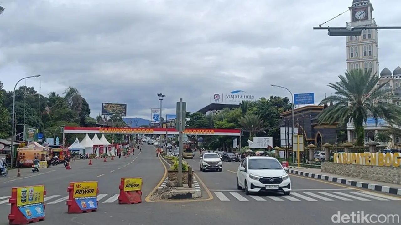 Polisi Memberlakukan One Way Dari Arah Puncak Ke Jakarta, Sabtu (27/12/2025) Siang. (rizky Adha/detikcom)