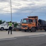 Polisi Tindak Tegas Truk Sumbu Tiga Melintas di Tol Cikampek Selama Libur Nataru