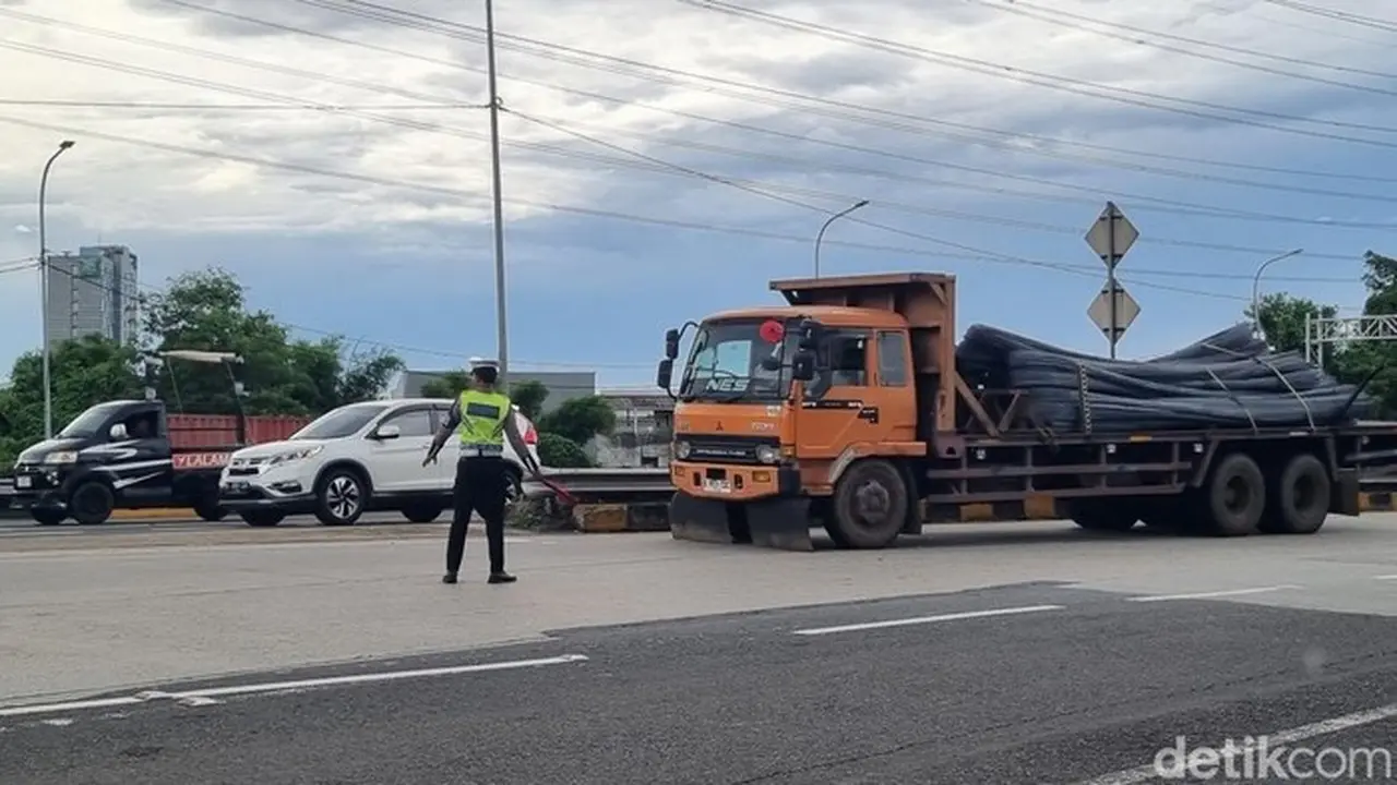 Korlantas Polri Melakukan Penindakan Terhadap Kendaraan Sumbu Tiga Atau Truk Besar Yang Melintas Di Tol Saat Libur Nataru, Sabtu (27/12/2025). (taufiq/detikcom)
