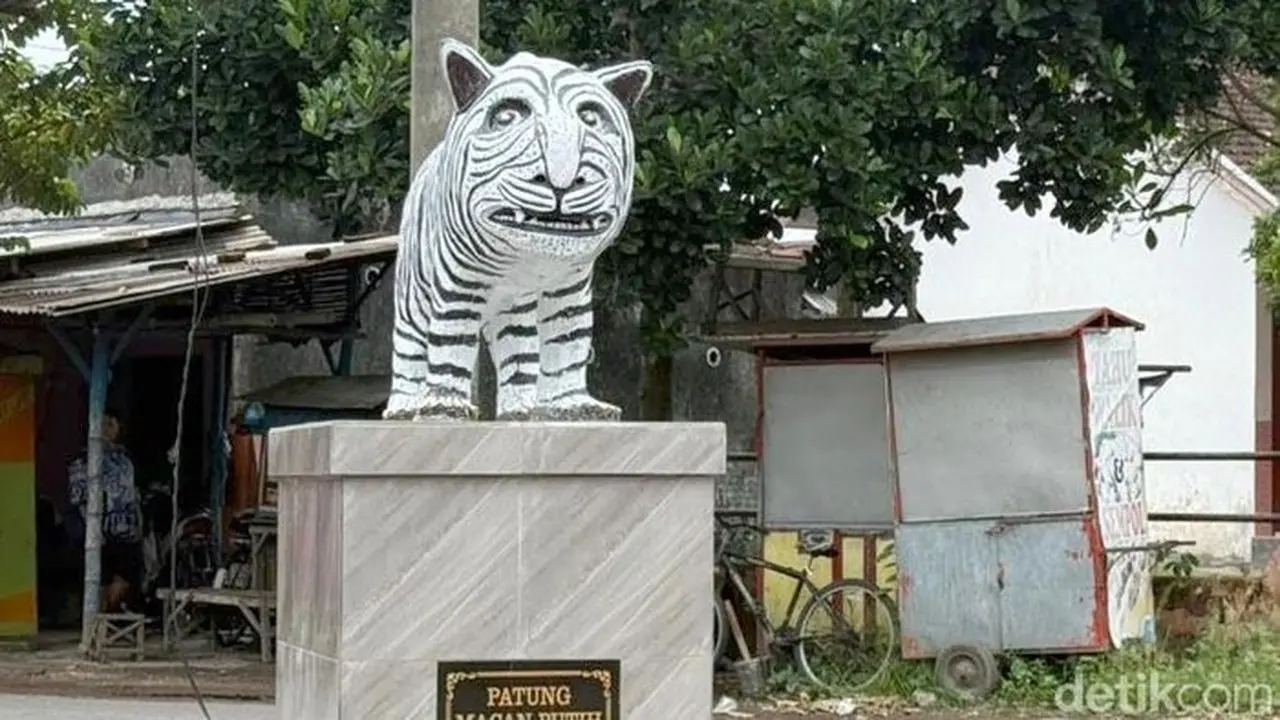 Patung Macan Putih Yang Berada Di Desa Balongjeruk, Kecamatan Kunjang, Kabupaten Kediri, Jawa Timur, Viral Disebut Mirip Zebra Hingga Kuda Nil. (foto: Andhika Dwi/detikcom)