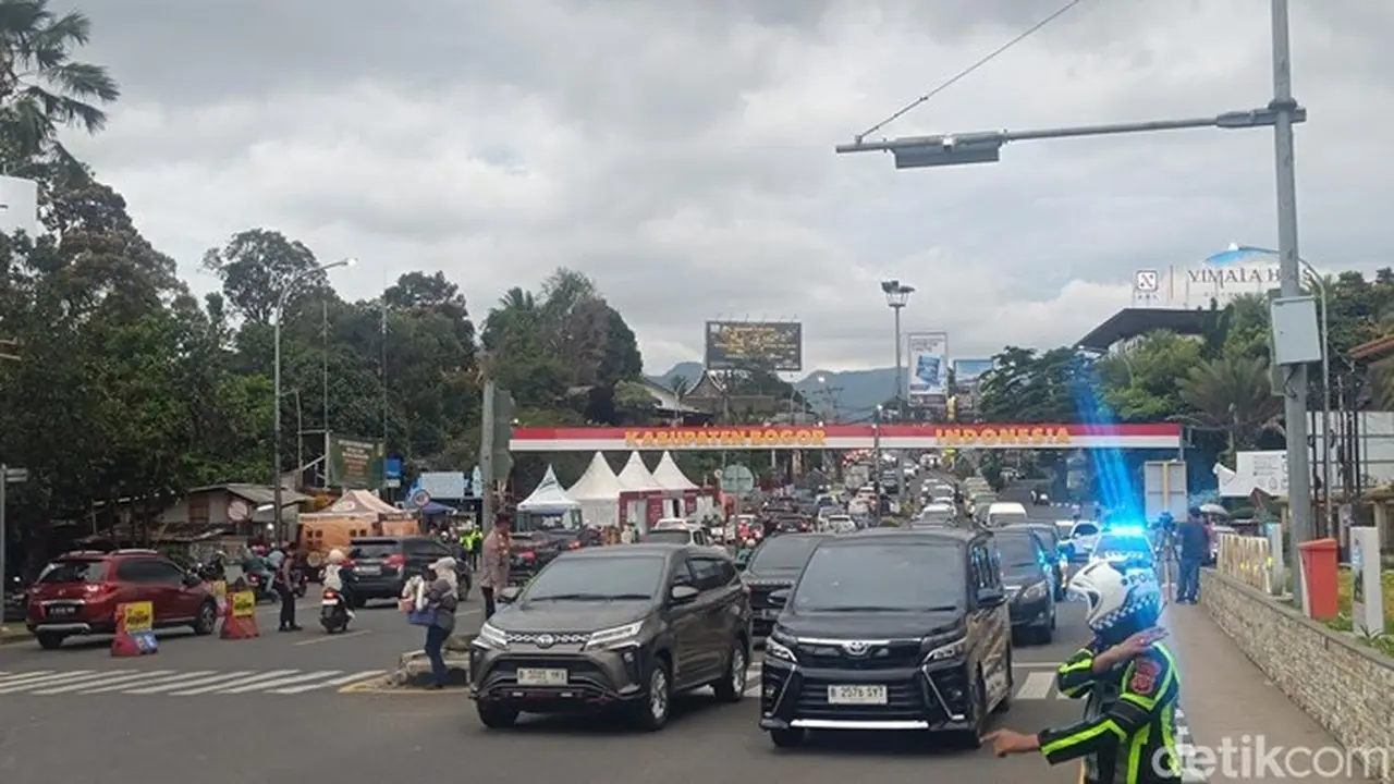 Kepadatan Lalu Lintas Di Jalan Raya Puncak, Bogor, Jawa Barat, Sabtu (27/12/2025). (rizky Adha/detukcom)