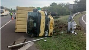 Sopir Truk Boks Kaget Disalip Pajero, Banting Setir hingga Terbalik di Tol Jagorawi