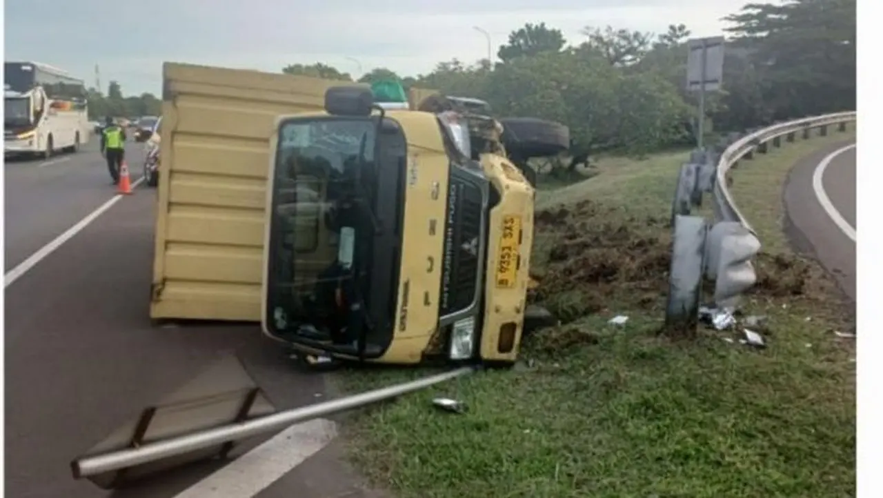 Truk Terbalik Di Tol Jagorawi (dok. Induk Pjr Tol Jagorawi)