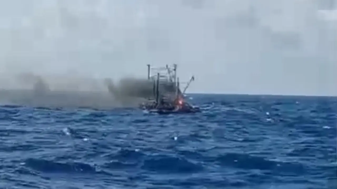 Kapal Nelayan Maulana 30 Terbakar Di Tengah Perairan Laut Provinsi Lampung. (foto: Dok. Istimewa/tangkap Layar)