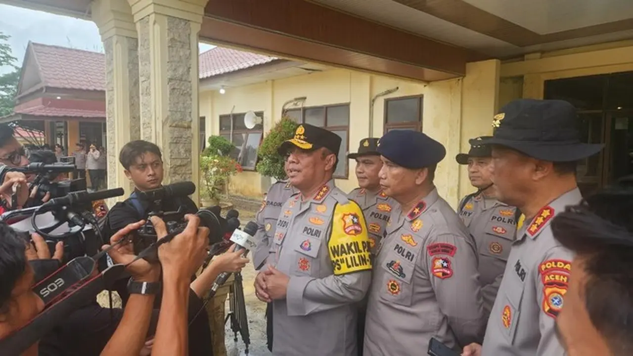 Foto: Wakapolri Komjen Dedi Prasetyo Meninjau Penanganan Bencana Di Aceh Tamiang. (dok. Ist)
