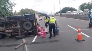 Truk Boks Pengangkut LPG Terguling di Tol Priok Akibat Muatan Berlebih dan Pecah Ban
