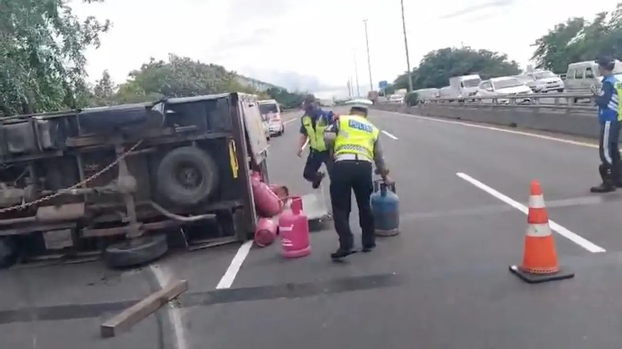 Muatan Berlebih Picu Ban Pecah, Truk Pengangkut Tabung Gas Lpg Terguling Di Tol Priok, Sabtu (27/12/2025) Siang. (dok. Istimewa)