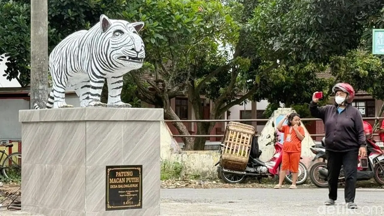 Sebuah Patung Macan Putih Di Desa Balongjeruk, Kecamatan Kunjang, Kabupaten Kediri, Jawa Timur, Viral. (foto: Andhika Dwi/detikcom)