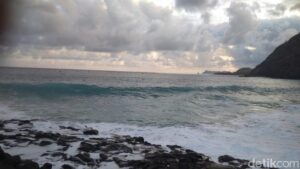 BMKG Peringatkan Gelombang Tinggi di Labuan Bajo Akhir 2025 Akibat Bibit Siklon 96S