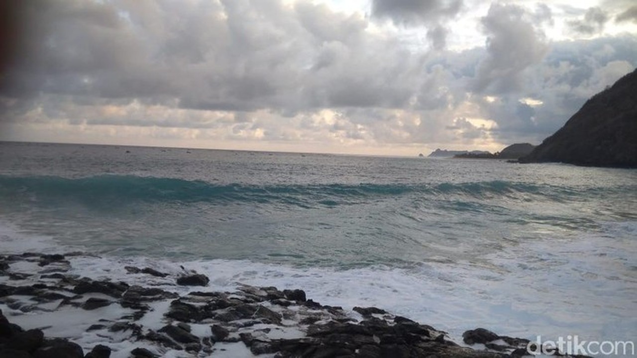 BMKG Peringatkan Gelombang Tinggi di Labuan Bajo Akhir 2025 Akibat Bibit Siklon 96S