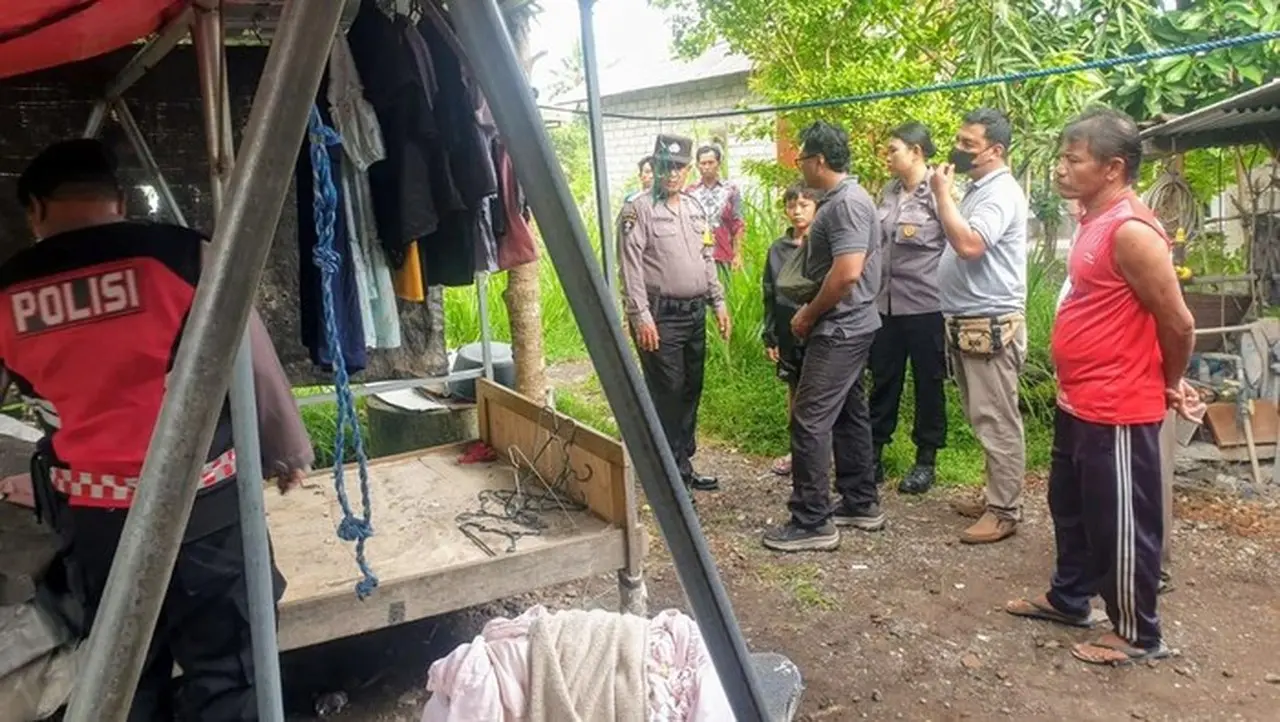 Foto: Lokasi Balita Perempuan Ditemukan Tergantung Di Mainan Ayunan Di Btn Dwipakarya, Lingkungan Pebukit, Karangasem, Jumat (26/12/2025). (dok. Kaling Pebukit)