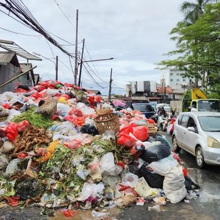 Sampah Menggunung di Tangsel: Warga Kesal Bau Menyengat, Pemkot Tetapkan Tanggap Darurat