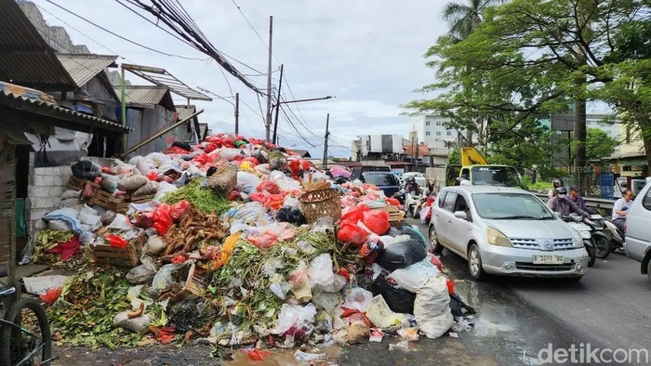 Gundukan Sampah Di Tangerang Selatan (adrial/detikcom)