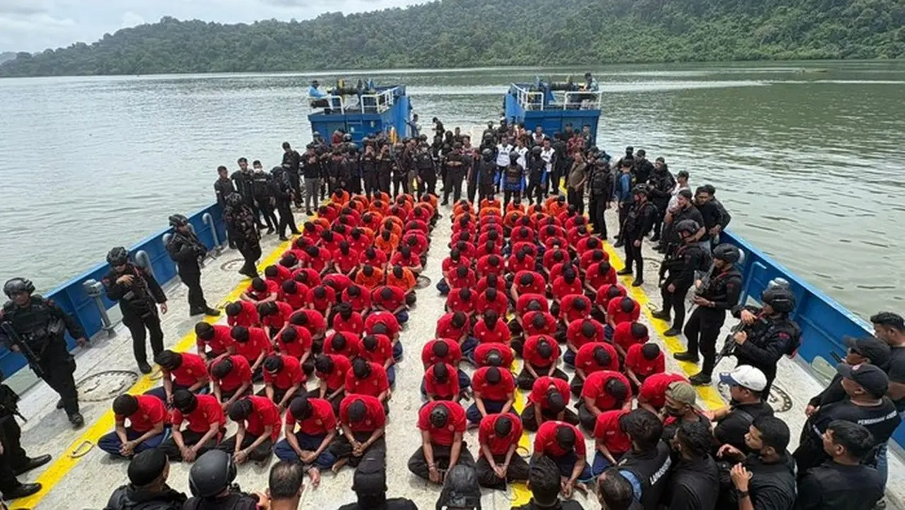 Foto: Ditjen Pemasyarakatan Memindahkan 130 Narapidana 'high Risk' Ke Lapas Nusakambangan. (dok. Ist)