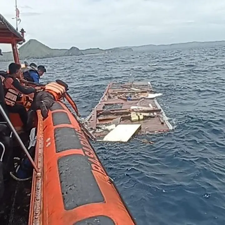 Serpihan Kapal Wisata Tenggelam Ditemukan di Labuan Bajo, Pelatih Valencia dan Tiga Anaknya Masih Hilang