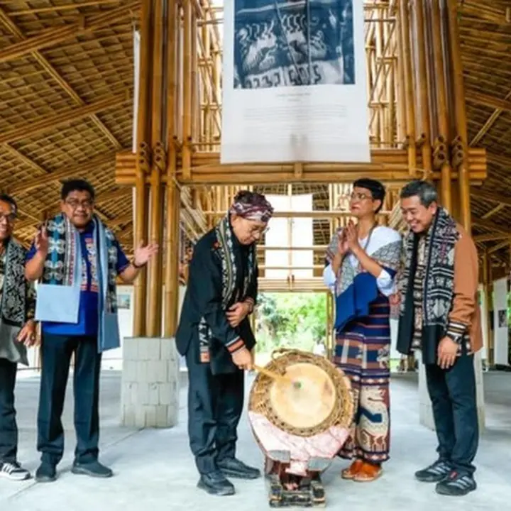Menteri Kebudayaan Resmikan Rumah Ibu Bumi, Perkuat Ekosistem Tenun Sumba di Nusa Tenggara Timur