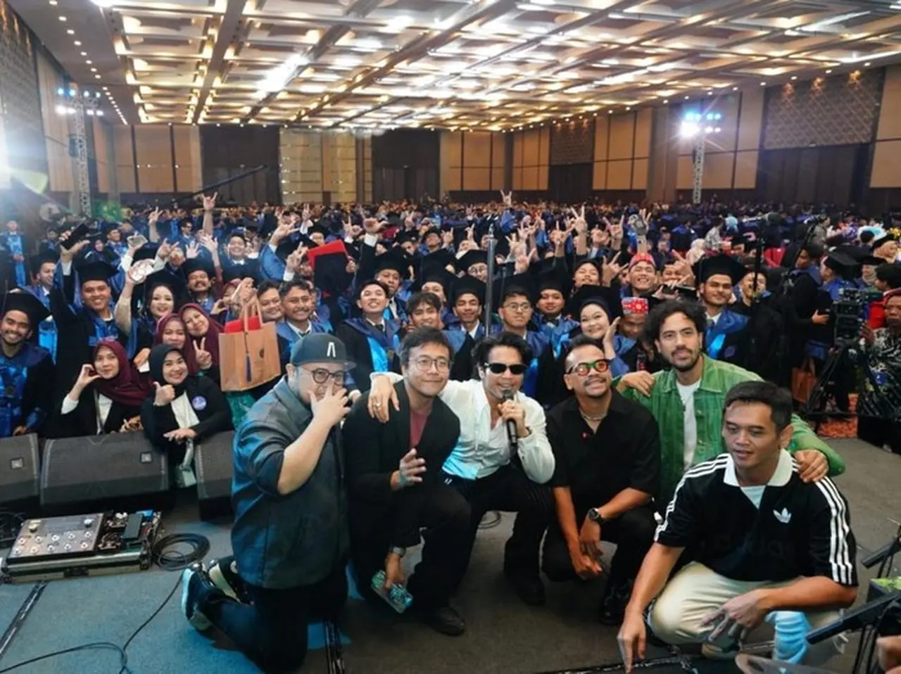 Hebohkan Acara Wisuda, Nidji Beri Petuah. (foto: Dok Umb)