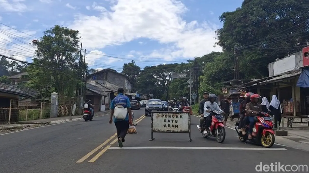 Suasana Jalan Raya Puncak, Bogor, Minggu (28/12/2025) (sholihin/detikcom)