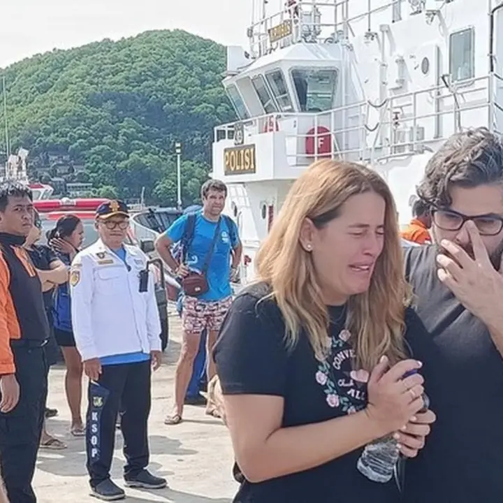 Istri Pelatih Valencia Menangis Pilu, Suami dan 3 Anak Hilang di Labuan Bajo