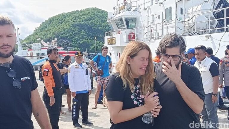 Istri Pelatih Valencia Menangis Pilu, Suami dan 3 Anak Hilang di Labuan Bajo