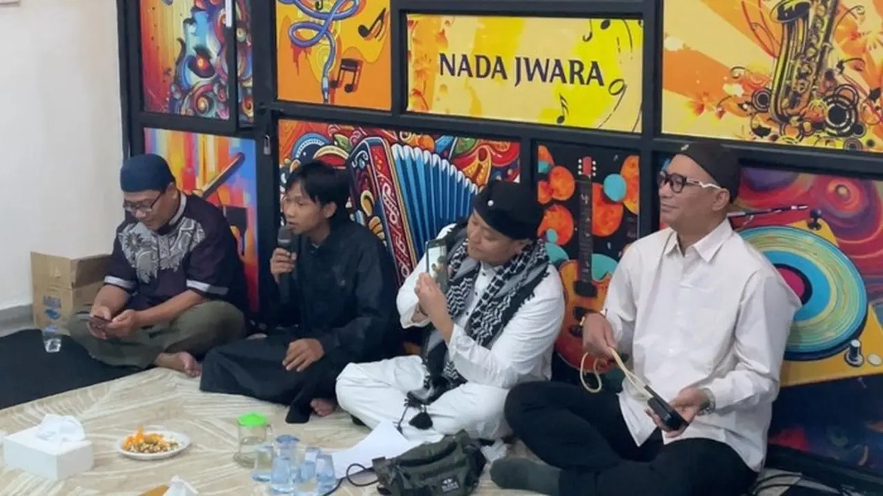 Fajar Sadboy Dan Manajemen Gelar Syukuran Akhir Tahun Bareng Anak Yatim. Foto: Dok. Jwara Creative