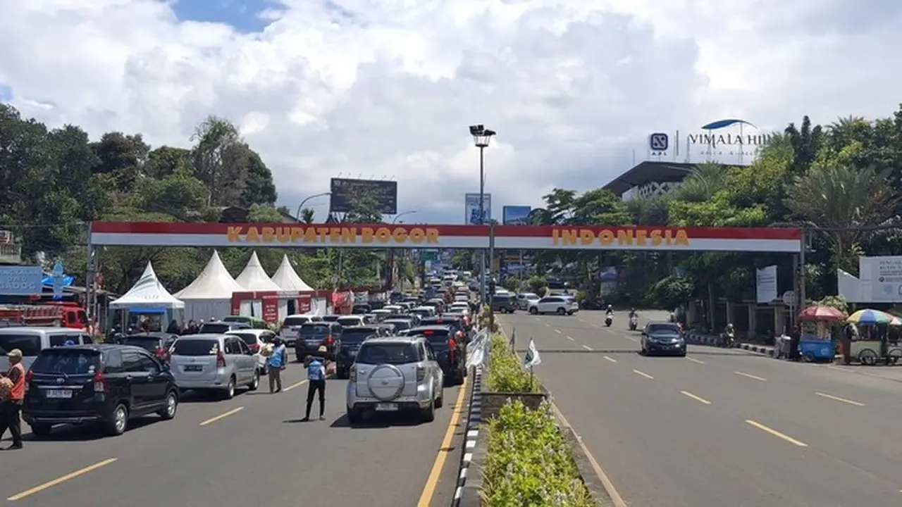 Arus Lalin Kendaraan Di Wilayah Puncak, Bogor, Jawa Barat (jabar), Minggu (28/12/2025). (muchamad Sholihin/detikcom)