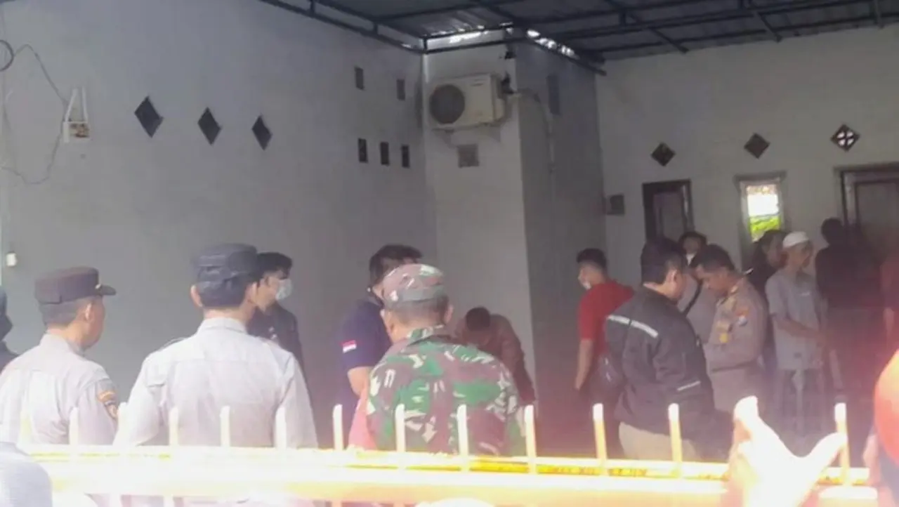 Penemuan Mayat Satu Keluarga Dalam Rumah Di Situbondo. (dok. Istimewa)