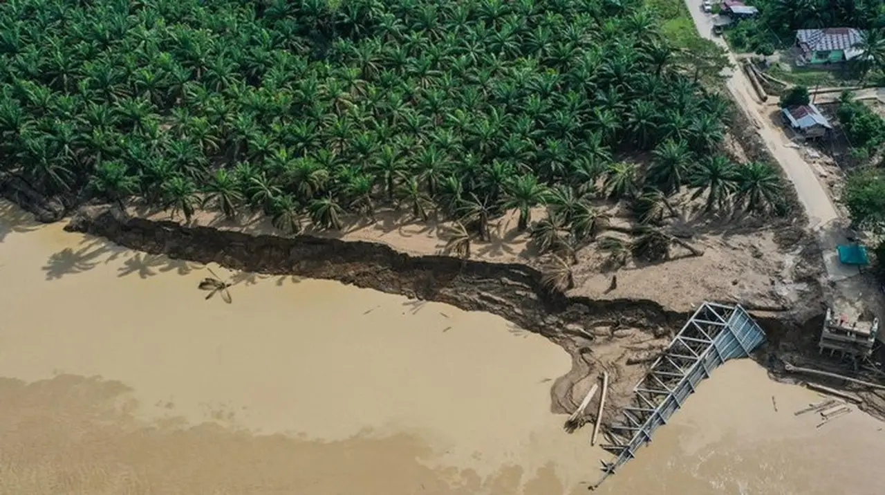 Foto Udara Jembatan Lubuk Sidup Yang Rusak Akibat Banjir Bandang, Rabu (10/12/2025). (foto: Antara Foto/erlangga Bregas Prakoso)