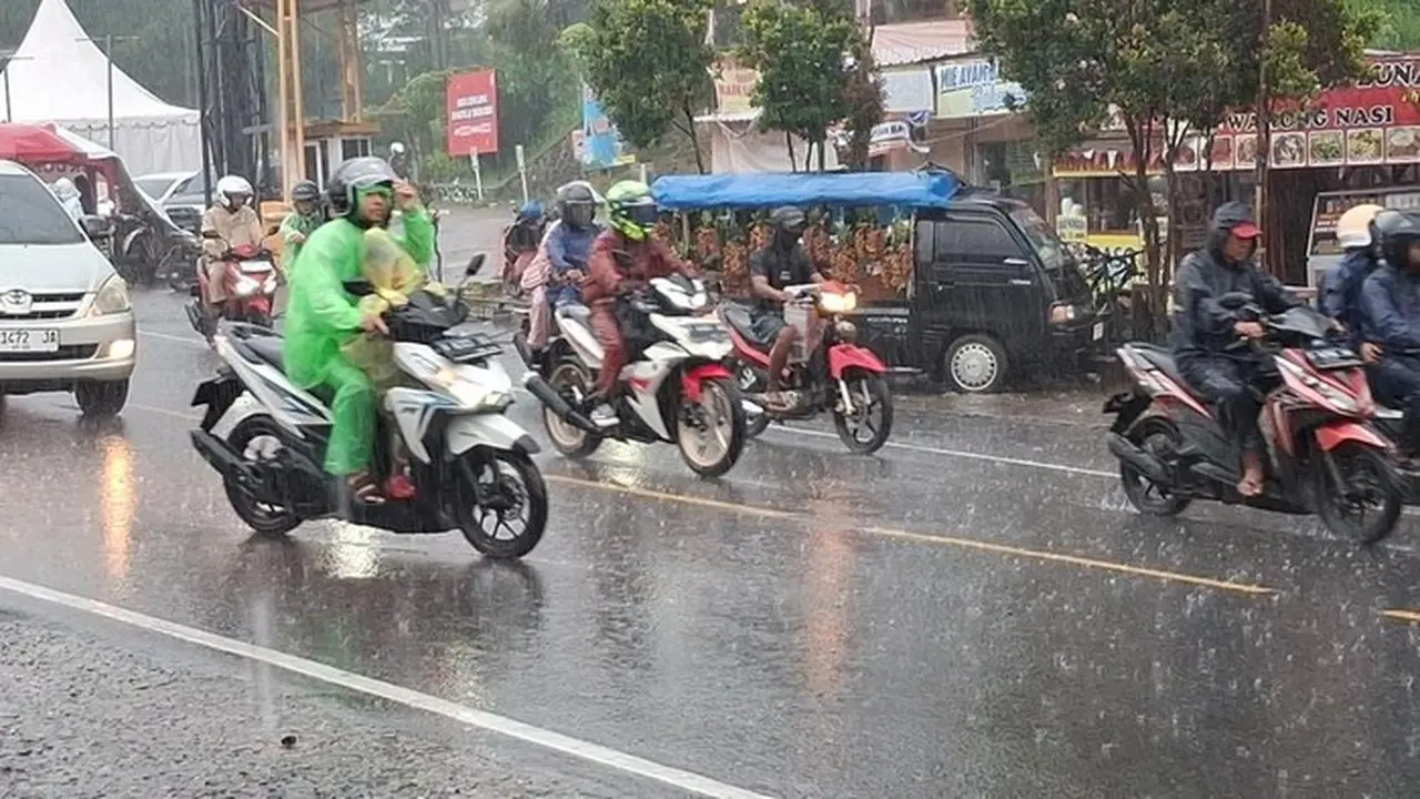 Puncak Bogor Diguyur Hujan Deras, Minggu (28/12/2025) Sore. (muchamad Sholihin/detikcom)