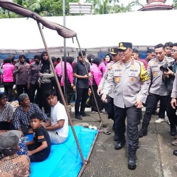 Wakapolri Dedi Prasetyo Tinjau Dapur Umum Bhayangkari dan Resmikan Sumur Bor di Padang Pariaman