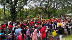 TMII Ganti Kembang Api dengan 1.000 Lilin untuk Peringati Korban Bencana