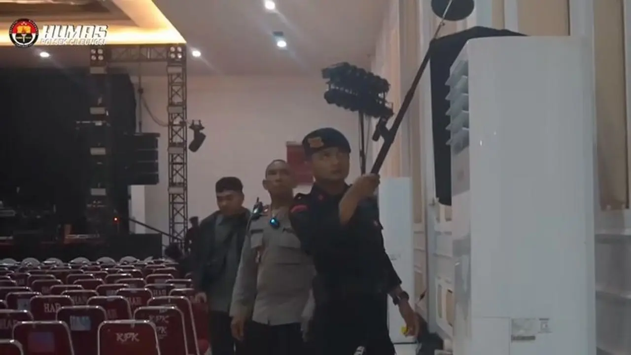 Polsek Cileungsi Dan Satbrimob Polda Jawa Barat Sterilisasi 33 Gereja Di Wilayah Setempat, Kamis (25/12/2025). (foto: Dok. Istimewa)