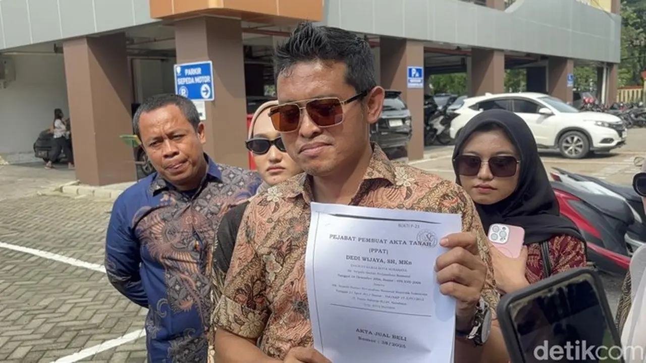 Pengacara Nenek Elina Widjajanti (80), Wellem Mintarja (foto: Aprilia Devi/detikjatim)