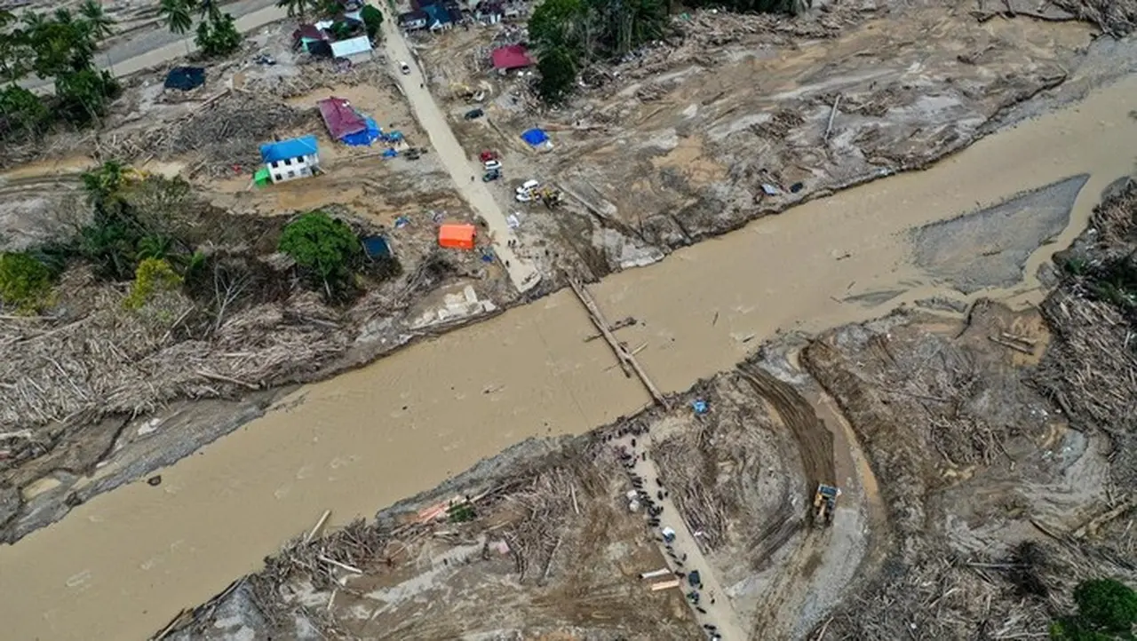 Foto Udara Kondisi Sekitar Jembatan Darurat Di Desa Aek Garoga, Kecamatan Batang Toru, Kabupaten Tapanuli Selatan. (foto: Antara Foto/muhammad Adimaja)