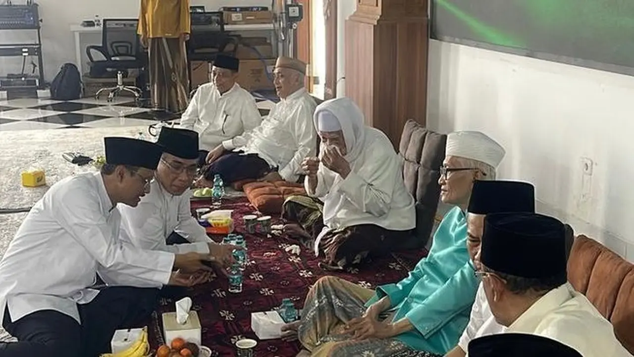 Foto: Momen Rais Aam Pbnu Miftachul Akhyar, Ketua Pbnu Yahya Cholil Staquf Atau Gus Yahya, Dan Sekretaris Jenderal Pbnu Saifullah Yusuf Atau Gus Ipul Tampak Kompak Makan Bersama (dok.istimewa)