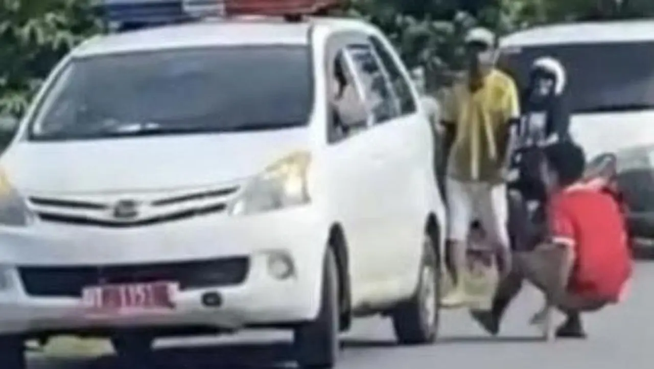 Foto: Tampak Seorang Pria Menangis Meronta Saat Sebuah Mobil Ambulans Tiba Di Depan Rumahnya. (dok. Istimewa)