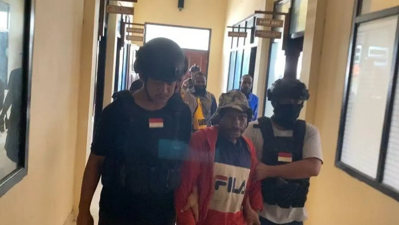 Foto: Polisi Mengamankan Pria Berinisial Eb Yang Merupakan Pelaku Pembunuhan Guru Di Yahukimo. (dok. Istimewa)