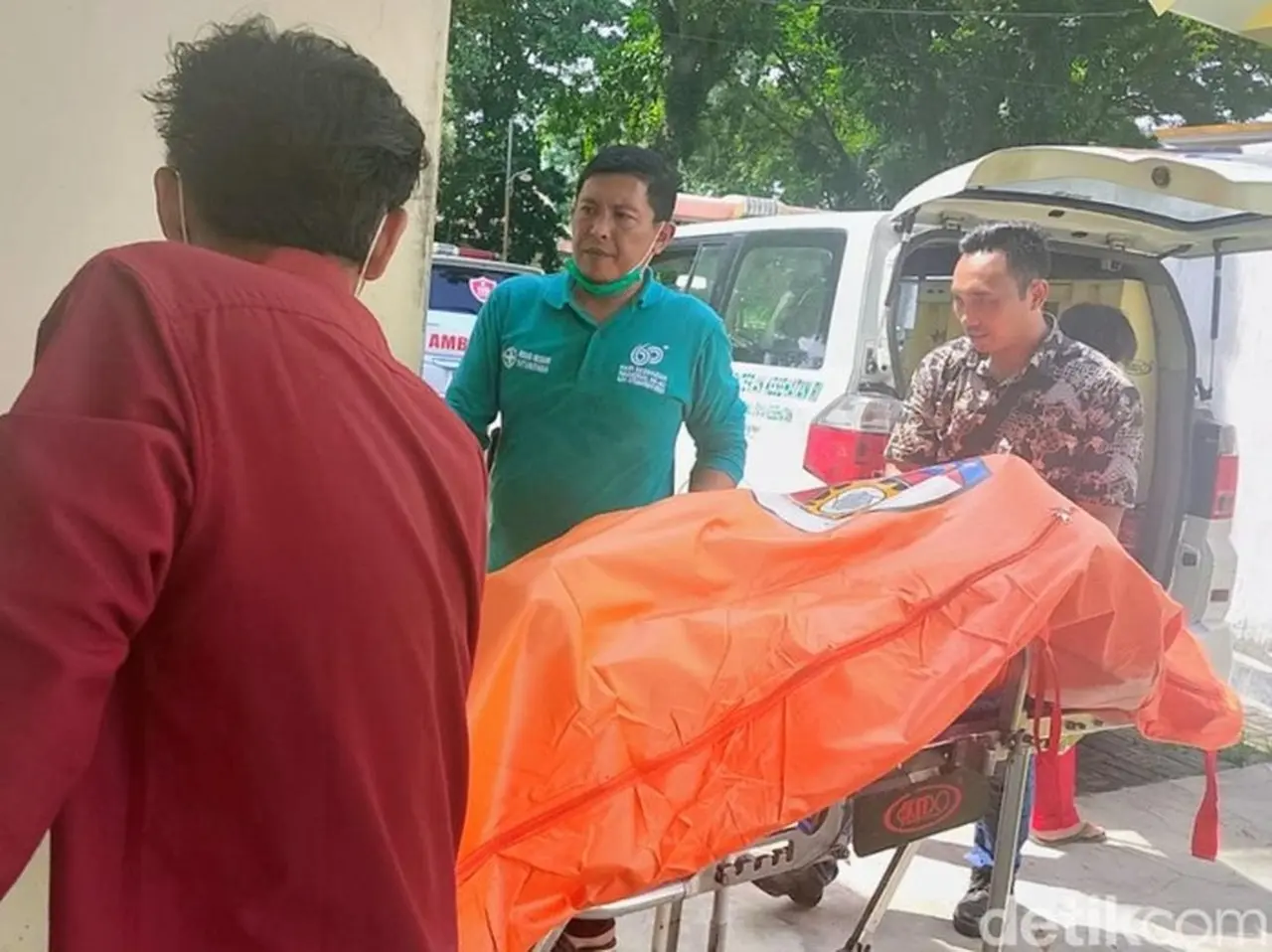 Evakuasi 3 Jenazah Sekeluarga Ditemukan Di Dalam Rumah Di Situbondo (foto: Chuk Shatu Widarsha/detikjatim)