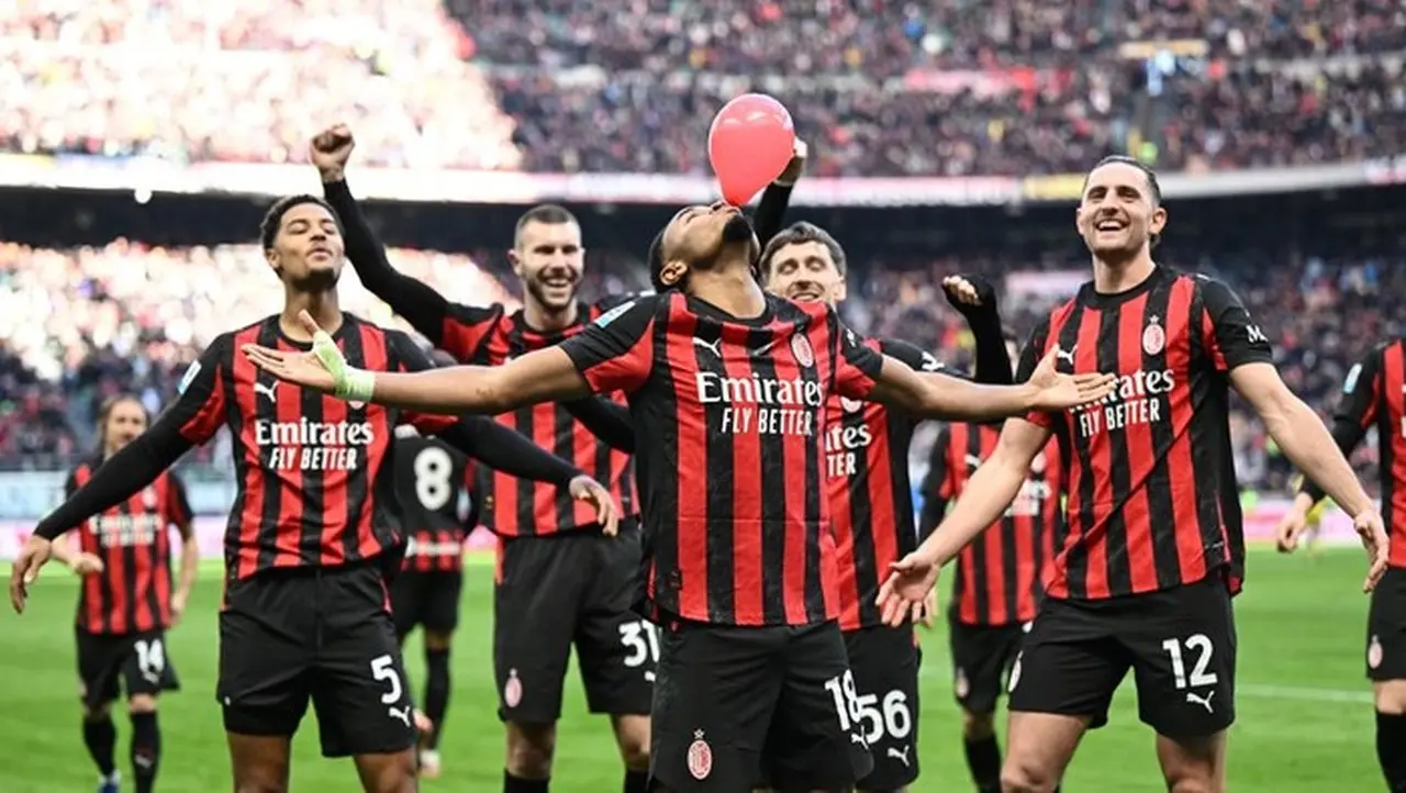 Nkunku (meniup Balon Merah) Akhirnya Mencetak Gol Di Serie A Bersama Milan. Foto: Image Photo Agency/getty Images