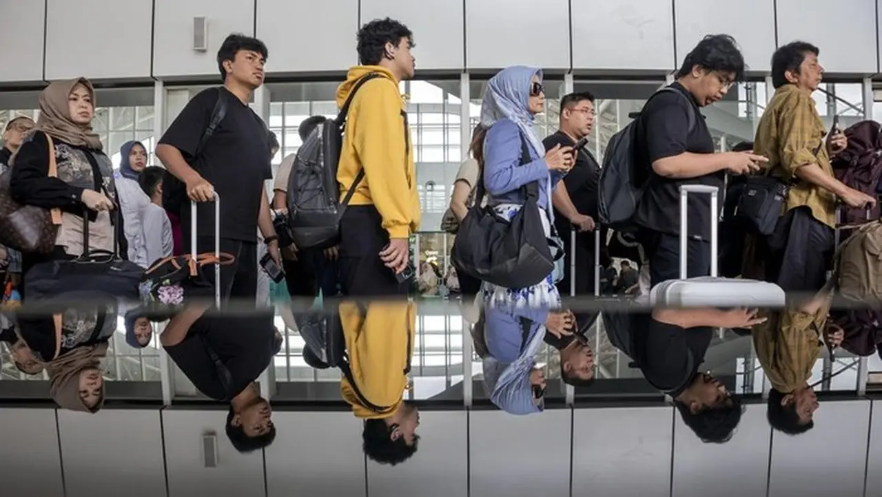Foto Ilustrasi Antrean Warga Naik Transportasi Untuk Liburan: (antara Foto/abdan Syakura)