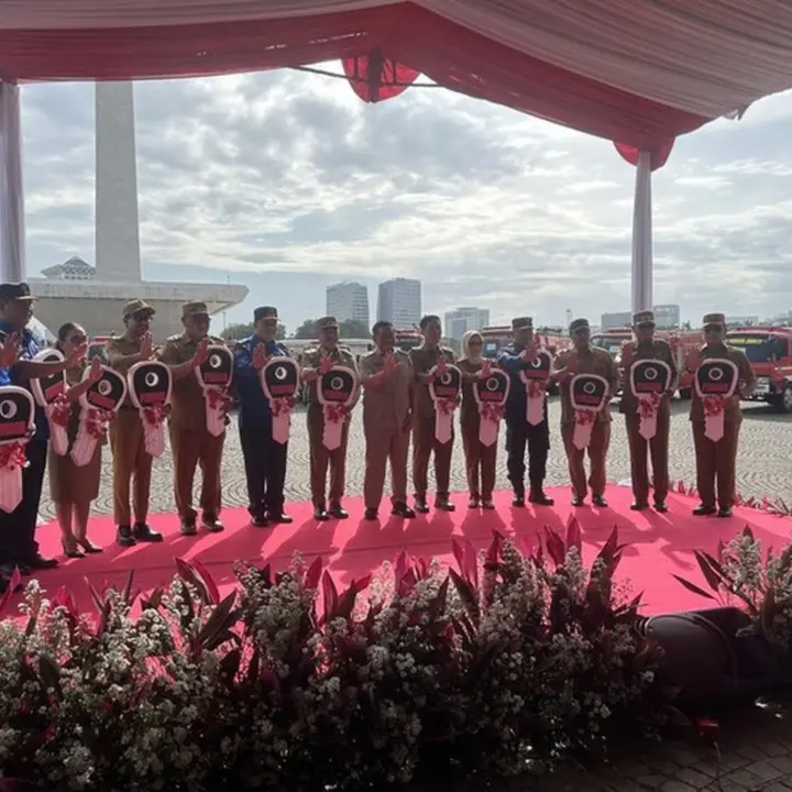 Pramono Anung Serahkan 14 Unit Mobil Damkar Hibah untuk Bekasi hingga Karo