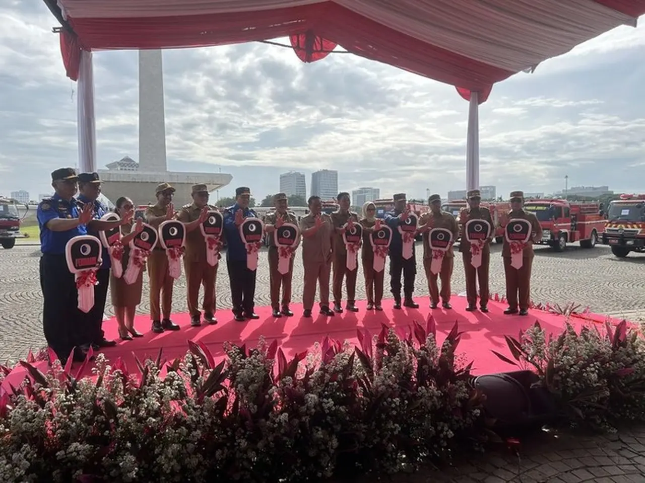 Foto: Pramono Anung Serahkan Hibah Mobil Damkar Untuk 14 Daerah (kadek/detikcom)