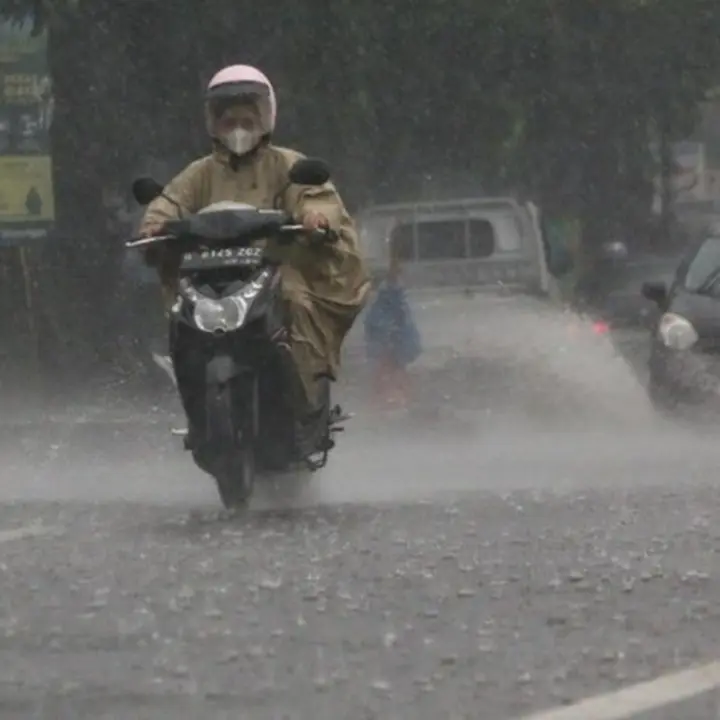 BMKG Peringatkan Cuaca Ekstrem di NTB Sepekan Akibat Bibit Siklon 96S