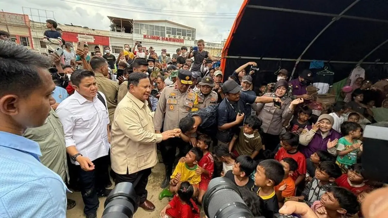 Presiden Prabowo Subianto Dan Seskab Teddy Indra Wijaya Meninjau Pengungsi Di Aceh Tamiang. (eva/detikcom)