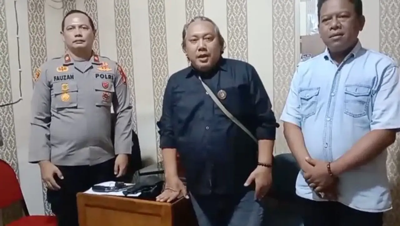Pria Inisial Abk (tengah) Meminta Maaf Usai Pamer Pistol Ternyata Korek Api Di Sawangan, Depok. (dok. Istimewa)