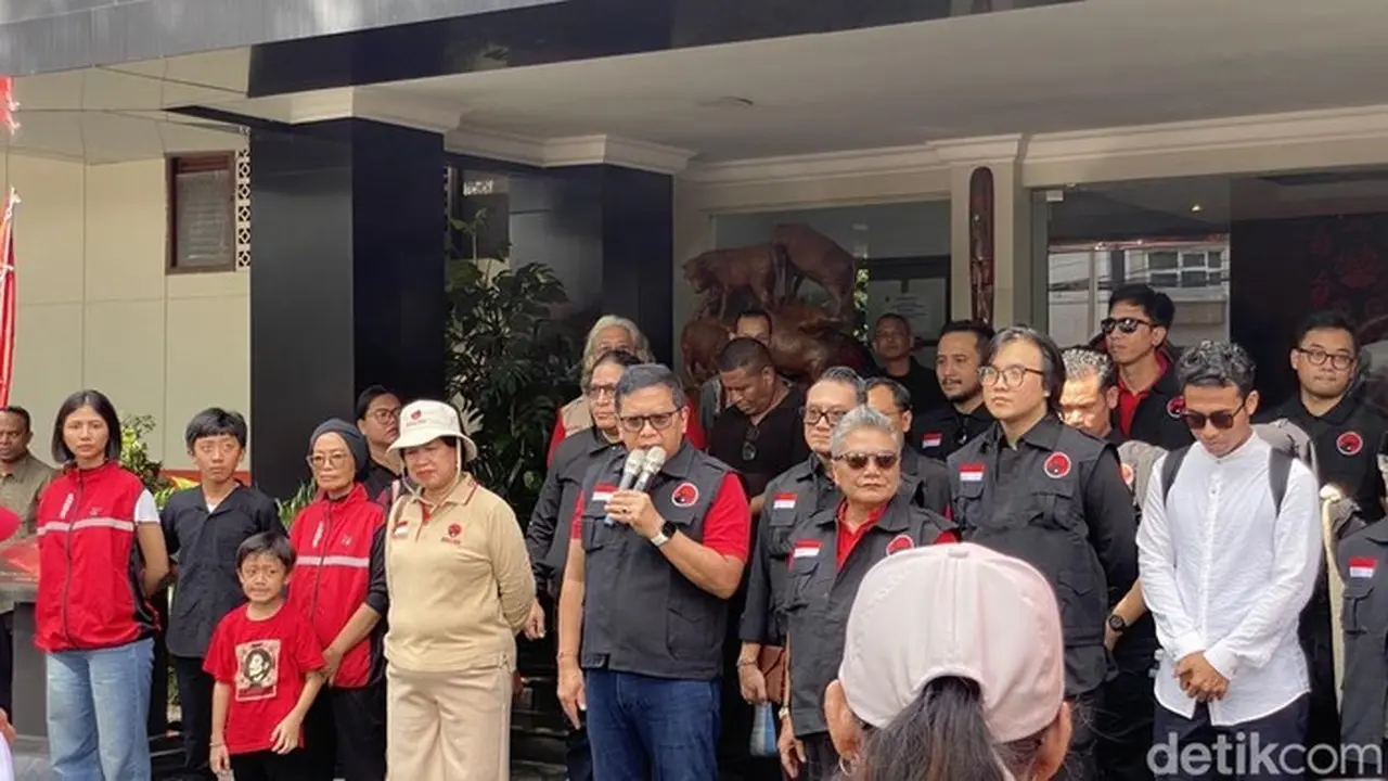 Sekjen Pdip Hasto Kristiyanto Melepas Bantuan Untuk Bencana Sumatera Di Sekolah Pdip Lenteng Agung, Jakarta Selatan, Senin (29/12/2025). (devi Puspitasari/detikcom)