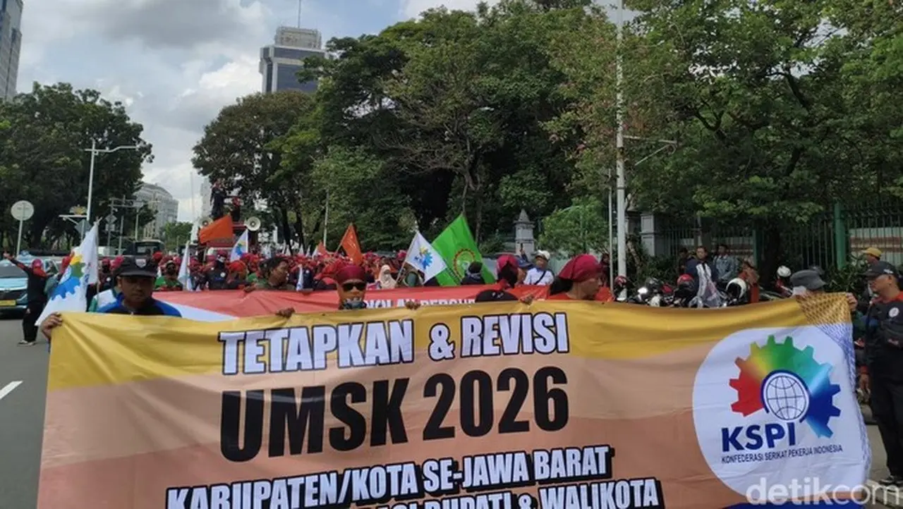 Massa Buruh Mulai Berdatangan Ke Patung Kuda, Jakpus (foto: Kurniawan Fadilah/detikcom)