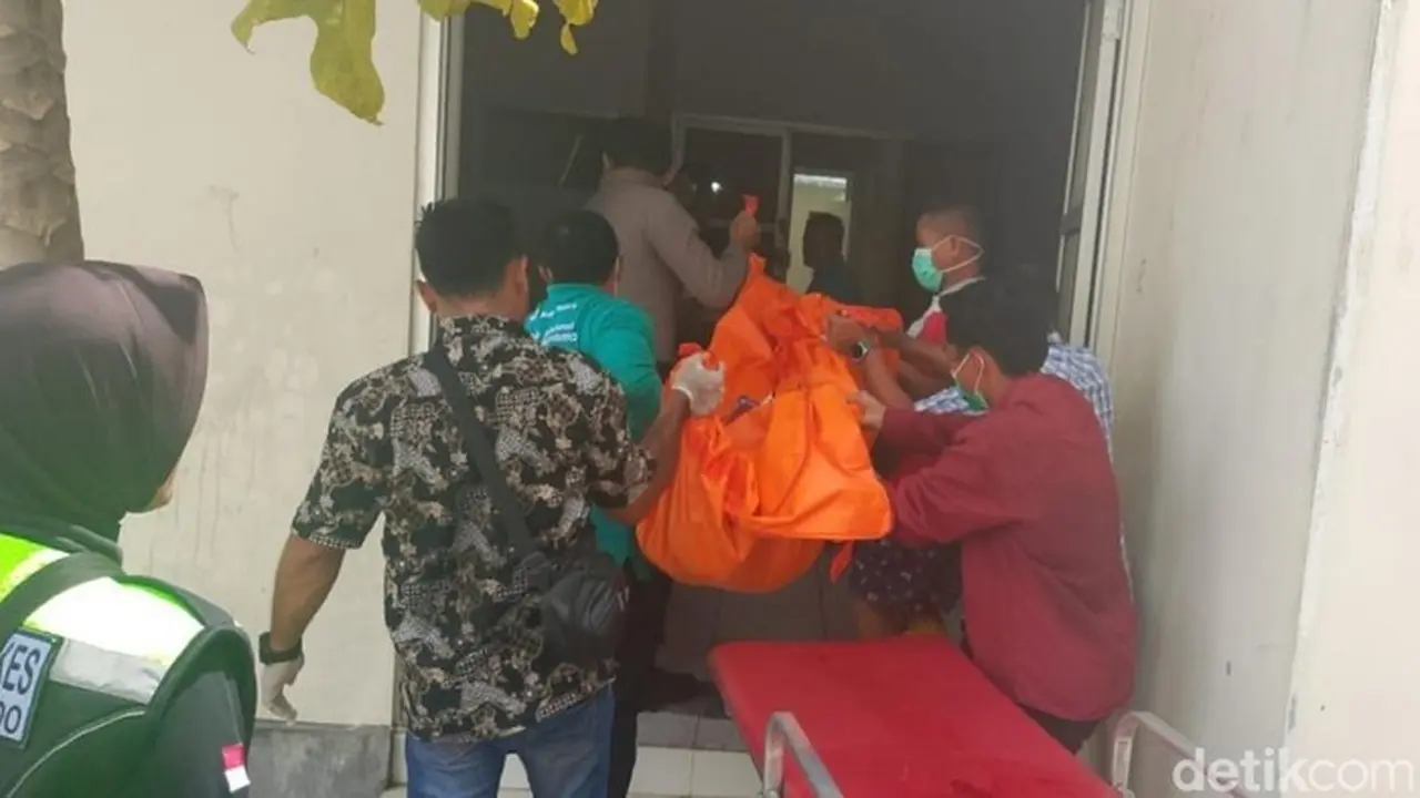Foto: Sekeluarga Ditemukan Tewas Di Rumahnya Di Situbondo (chuk Shatu Widarsha/detikjatim)