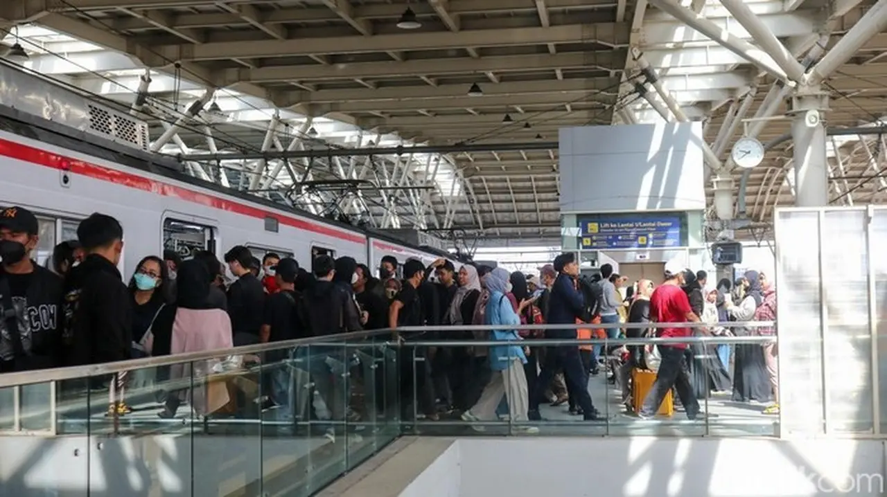Foto: Mobilitas Masyarakat Menggunakan Krl Jabodetabek Meningkat Signifikan Selama Libur Natal Dan Tahun Baru (nataru), Sabtu (27/12/2025) (muhammad Reevanza/detikfoto)